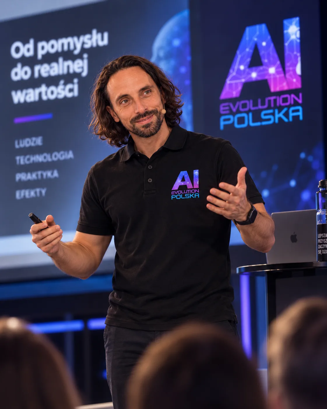 Szkolenie AI dla firm - pracownik i robot w biurze