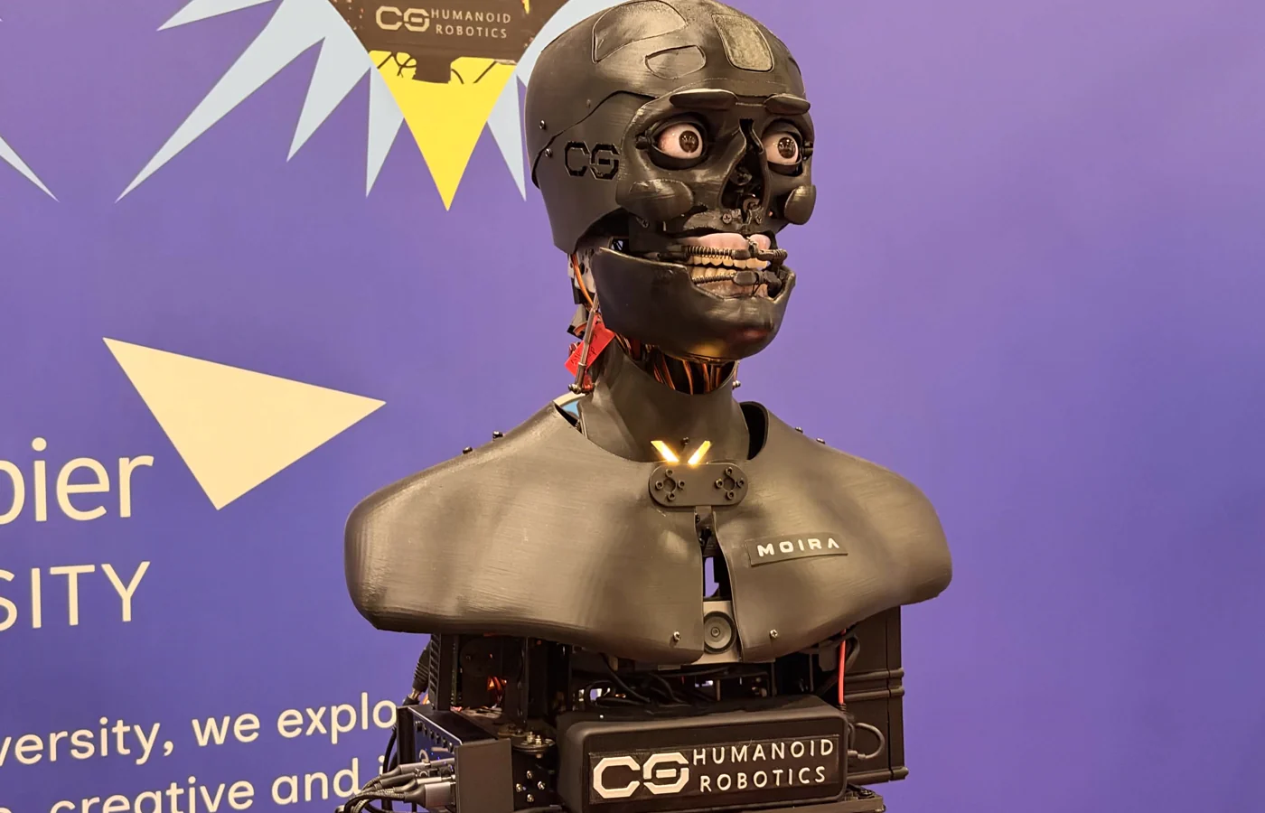 Mechaniczna głowa humanoidalnego robota MOIRA na stoisku CG Humanoid Robotics
