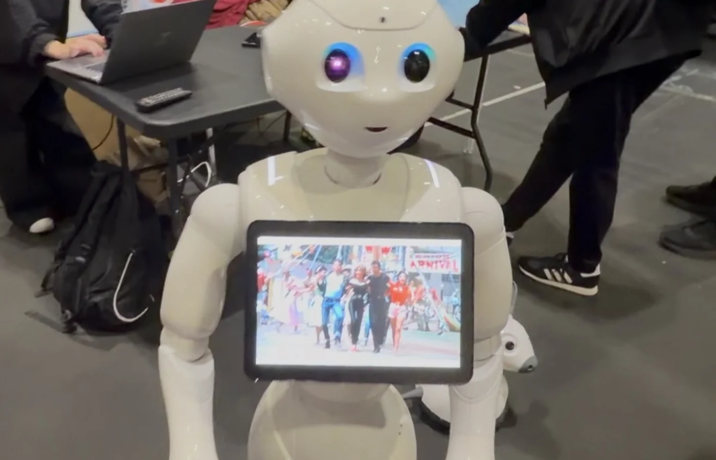 Biały robot humanoidalny z ekranem prezentowany podczas New Scientist Live