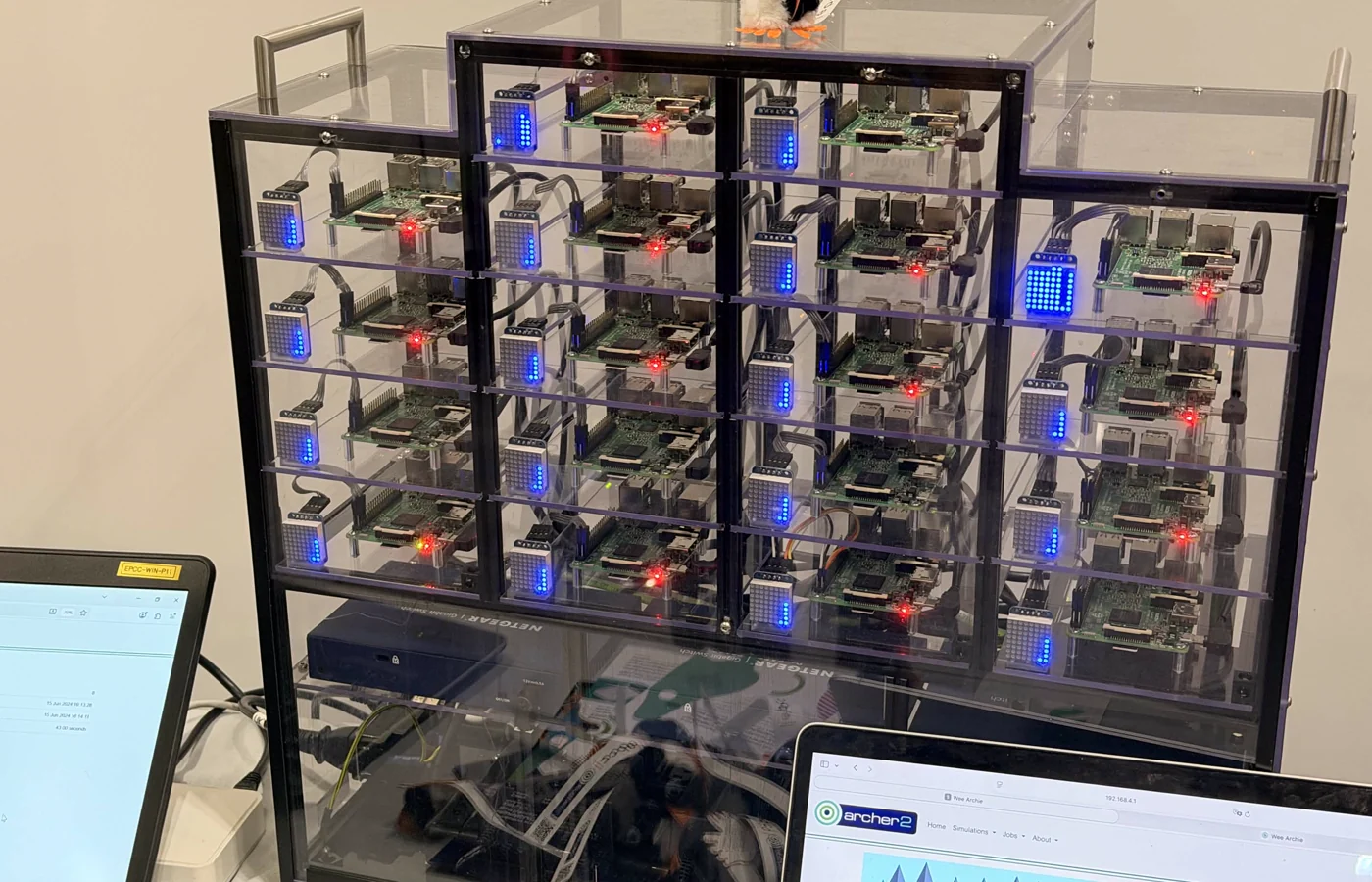 Klaster komputerowy zbudowany z wielu Raspberry Pi podczas New Scientist Live